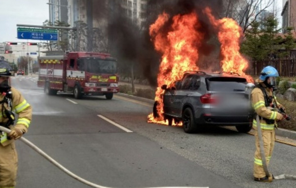 지난달 2일 경기도 평택서 주행하던 BMW 화재 현장 ⓒ 뉴시스