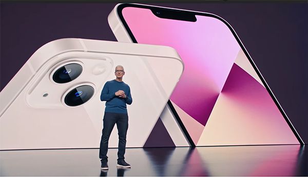 팀 쿡 애플 최고경영자(CEO)가 지난 14일(현지시간) 미국 캘리포니아 쿠퍼티노 애플파크에서 스페셜 애플 이벤트를 통해 새로운 스마트폰 아이폰13을 공개하고 있다. ⓒ 애플 공식 유튜브 캡처