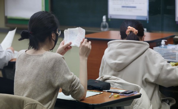 수험생들이 지난 18일 서울 선린인터넷고등학교에서 2022학년도 대학수학능력시험을 치르기 위한 준비를 하고 있다. ⓒ뉴시스