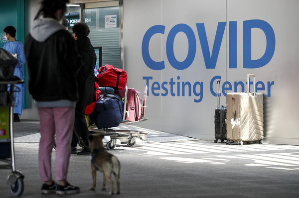 지난 3월 22일 인천국제공항 1터미널 코로나19 검사센터에서 공항 이용객들이 검사를 받기 위해 대기하고 있다.ⓒ 뉴시스
