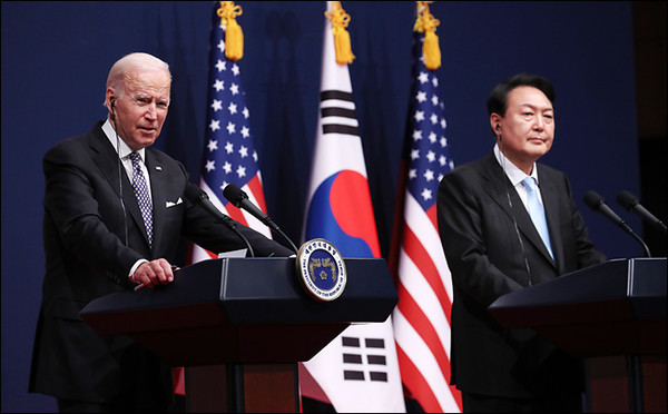 윤석열 대통령과 조 바이든 미국 대통령이 21일 서울 용산 대통령실 청사에서 공동기자회견을 하고 있다.ⓒ뉴시스