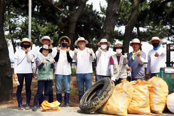 상하농원 고창 갯벌 플로깅에 참여한 참가자들이 행사를 마치고 기념촬영을 하는 모습. ⓒ 상하농원