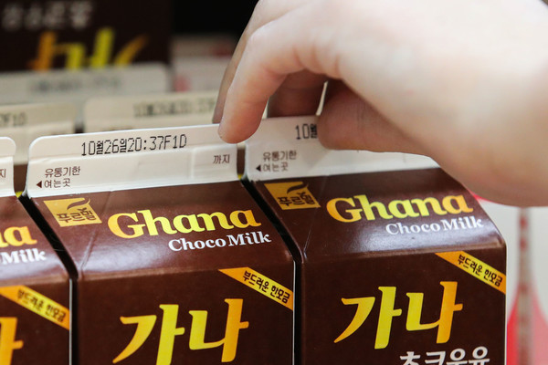 지난 18일 인천의 한 편의점에 푸르밀의 대표 제품인 가나초코우유 제품이 진열돼 있는 모습. ⓒ 뉴시스