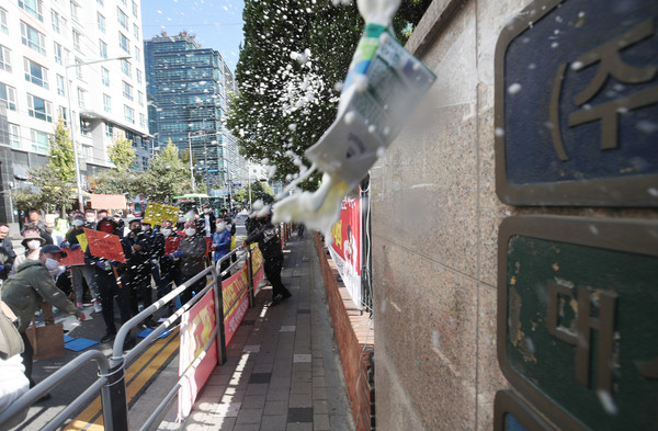 25일 푸르밀에 원유를 공급 중인 축산 농민들이 서울 영등포구 문래동 푸르밀 본사 앞에서 규탄 집회를 열고 본사를 향해 우유를 던지고 있다.  ⓒ 뉴시스