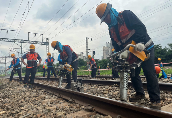 지난 8월 10일 한국철도공사(코레일)가 경부선 노량진~용산 구간 하수관 파손으로 발생한 선로 자갈 유실 현장에 긴급복구반을 투입해 복구 작업을 진행하고 있다. ⓒ 뉴시스