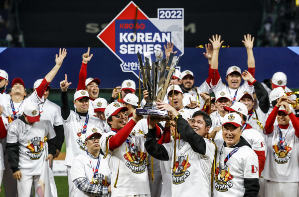 지난 8일 인천 SSG랜더스필드에서 열린 2022 KBO 한국시리즈에서 우승을 차지한 SSG 선수들과 정용진 구단주가 우승 트로피를 들고 있다. ⓒ 뉴시스