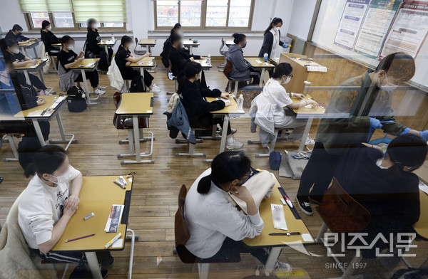 2023년도 대학수학능력시험(수능)이 치러지는 17일 오전 서울 여의도 여의도여고에서 수험생들이 시험준비를 하고 있다.  ⓒ 사진공동취재단