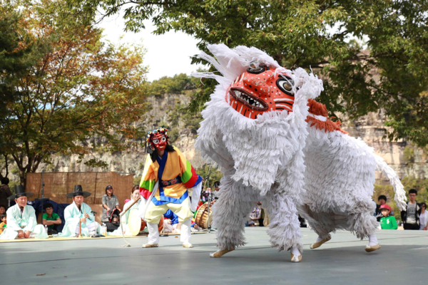 지난 30일 유네스코 인류무형문화유산 대표 목록에 등재된 '한국의 탈춤' 가운데 하나인 '봉산탈춤' 관련 이미지. ⓒ 문화재청