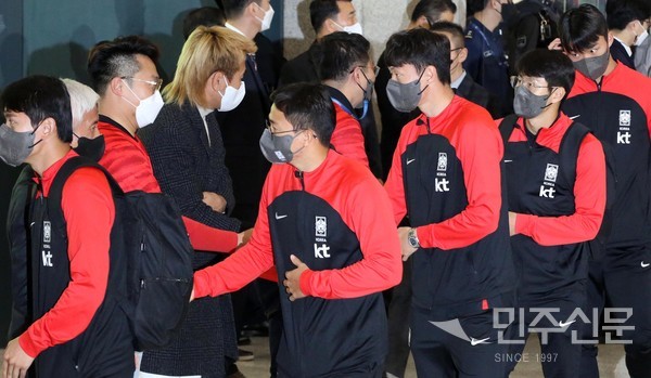 월드컵 16강 진출을 이룬 한국 축구대표팀 선수들이 7일 오후 인천국제공항을 통해 귀국하면서 입국장에서 관계자들과 인사를 하고 있다.  ⓒ민주신문 김현수 기자