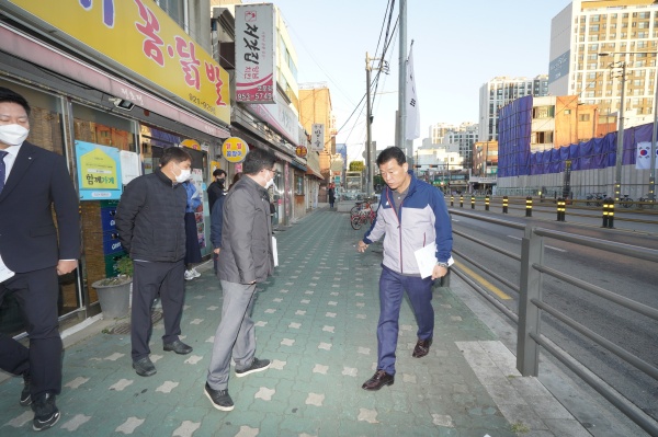 이승로 성북구청장이 민원이 제기된 지역을 찾아 관련 공무원들과 함께 주민 애로사항을 점검하고 있다. 사진=성북구청 