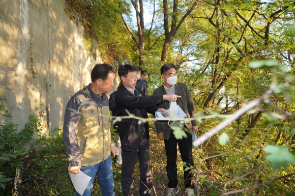 이승로 성북구청장을 비롯한 관계자들이 현안 해결을 위해 현장을 찾은 모습. 사진=성북구청
