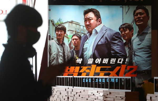 지난 5월 29일 서울 송파구 한 영화관을 찾은 관람객이 표를 구매하고 있다. ⓒ 뉴시스