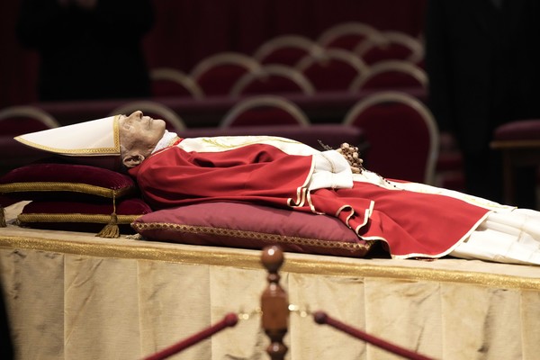 지난해 12월 31일(현지시간) 향년 95세로 선종한 고 베네딕토 16세 전 교황의 시신이 2일 바티칸 경내 '성 베드로 대성당'에 안치돼 있다. ⓒ 뉴시스