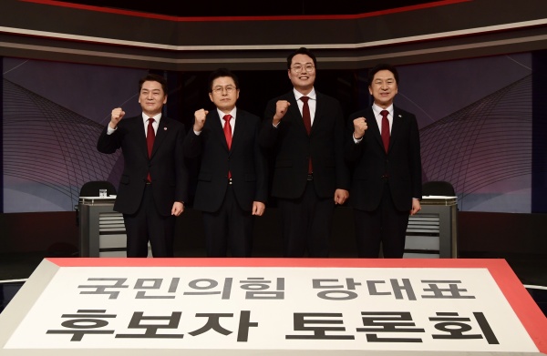 국민의힘 당 대표 경선 후보들이 지난 22일 서울 여의도 KBS공개홀에서 TV토론에 앞서 기념촬영을 하고 있다. 왼쪽부터 안철수, 황교안, 천하람, 김기현 후보. ⓒ 뉴시스