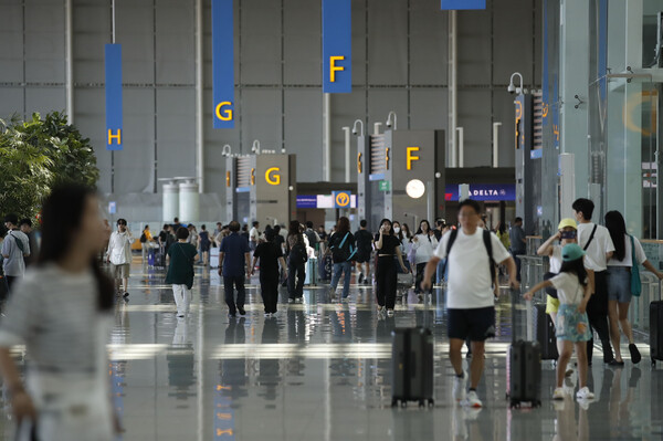  지난 5일 인천국제공항 제2터미널 출국장이 여행객들로 붐비고 있다. ⓒ뉴시스