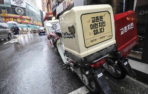 서울 시내의 한 교촌치킨 앞에 배달 오토바이가 주차돼 있다. ⓒ뉴시스