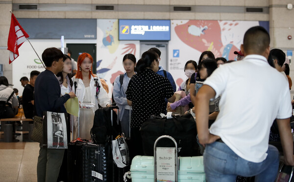  인천국제공항 제1터미널로 입국한 중국인 여행객들이 버스를 탑승하기 위해 이동하고 있다. ⓒ뉴시스