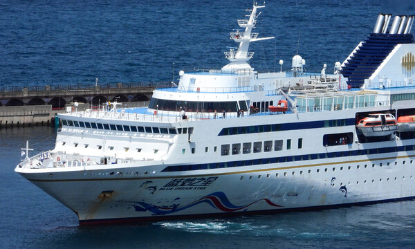 중국 국적의 크루즈 '블루드림스타호(Blue Dream Star·2만4782t)가 제주국제여객선터미널 크루즈전용부두에 입항하고 있다. ⓒ뉴시스 