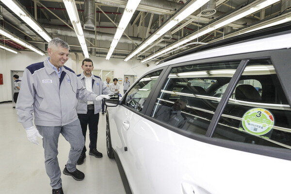 GM 한국사업장 헥터 비자레알 사장이 지난 4일 취임 이후 처음으로 창원공장을 방문해 글로벌 전략 모델 '쉐보레 트랙스 크로스오버' 생산 현장을 둘러보고 있다. © 한국GM