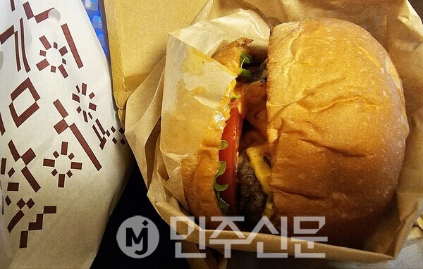 경기도 고양시에서 판매하는 한 수제 햄버거. 사진은 기사의 특정 내용과 관련 없음. ⓒ민주신문 최경서 기자