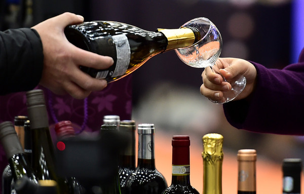 지난 2022년 12월 대구 북구 엑스코에서 열린 ‘2022 더 글라스’ 주류박람회에서 한 관람객이 와인을 받고 있다. ⓒ뉴시스