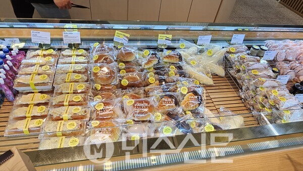 빽다방 빵연구소 화정DT점에 빵 제품들이 진열돼 있다. ⓒ민주신문 최경서 기자