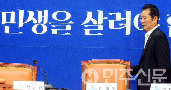 더불어민주당 정청래 최고위원이 25일 오전 여의도 국회 더불어민주당 대표실에서 열린 최고위원회의에 참석해 비어있는 이재명 대표의 자리를 지나가고 있다.  ⓒ민주신문 김현수 기자