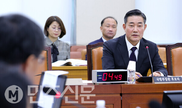 27일 오전 여의도 국회에서 열린 인사청문회에서 신원식 국방부 장관 후보자가 의원들의 질의에 답변하고 있다. ⓒ민주신문 김현수 기자
