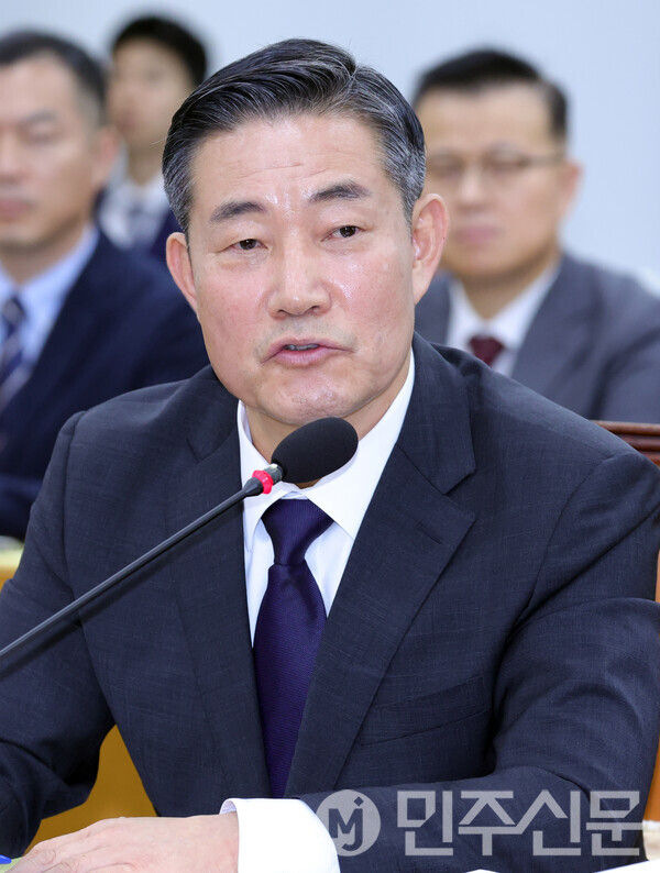 27일 오전 여의도 국회에서 열린 인사청문회에서 신원식 국방부 장관 후보자가 의원들의 질의에 답변하고 있다. ⓒ민주신문 김현수 기자