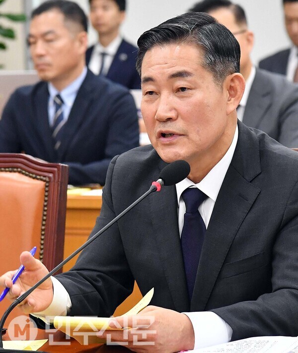 신원식 국방부 장관 후보자가 27일 오전 여의도 국회에서 열린 인사청문회에서 의원들의 질의에 답변하고 있다.  ⓒ민주신문 김현수 기자