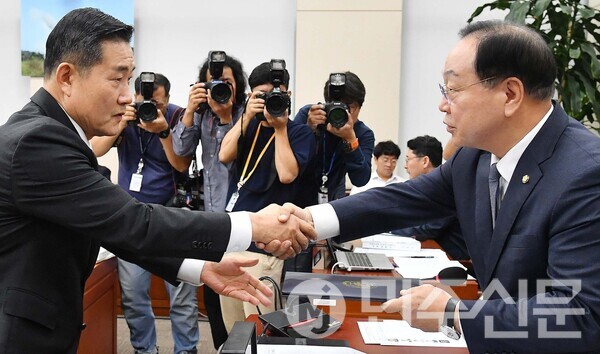 신원식 국방부 장관 후보자가 27일 오전 여의도 국회에서 열린 인사청문회에서 인사보고를 마친뒤 위원장에게 보고서를 전달하고 있다.  ⓒ민주신문 김현수 기자