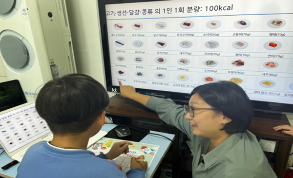 해썹인증원이 지역아동센터를 방문해 '어린이 식품안전 클래스'를 진행하는 모습. 해썹인증원은 10월 광주를 시작으로 오는 11월24일까지 전국 6개 지역아동센터에서 총 200여명 어린이 대상, 식품안전 교육을 진행하고 있다고 밝혔다. 사진=한국식품안전관리인증원
