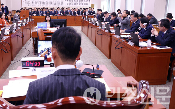 9일 오전 여의도 국회에서 한동훈 법무장관이 출석한 가운데 법제사법위원회 전체회의가 진행되고 있다. ⓒ민주신문 김현수 기자
