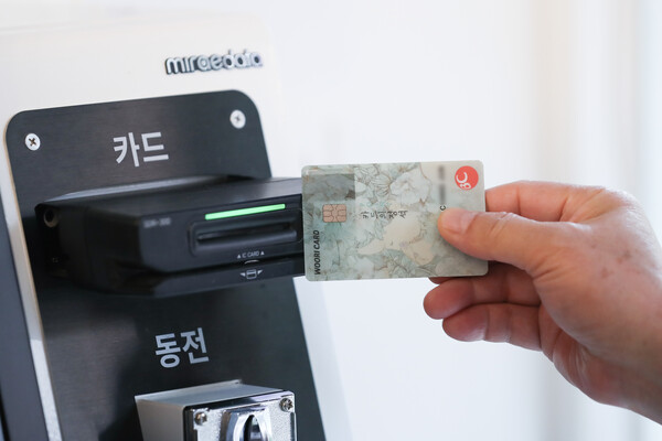 서울 시내의 한 편의점에서 한 소비자가 카드 결제를 하고 있다. ⓒ뉴시스