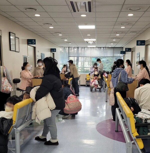 (위 사진은 기사와 무관) 서울 한 병원에서 사람들이 소아청소년 진료를 기다리고 있는 모습. © 뉴시스