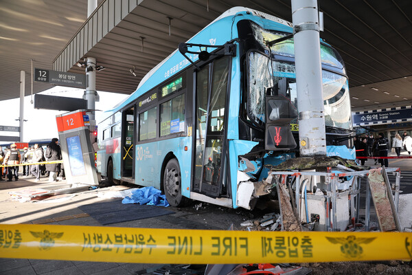 22일 오후 경기도 수원시 수원역 2층 버스 환승센터에서 시내버스가 시민 다수를 쳐 1명이 숨지고 11명이 부상을 입었다. 사진은 사고 현장 모습. ⓒ 뉴시스