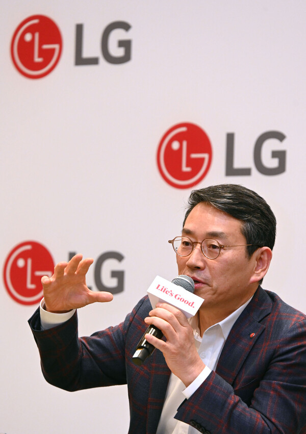 LG전자 조주완 CEO가 현지시간 10일 美 라스베이거스에서 열린 기자간담회에서 사업 전략을 소개하고 있다. ⓒLG전자