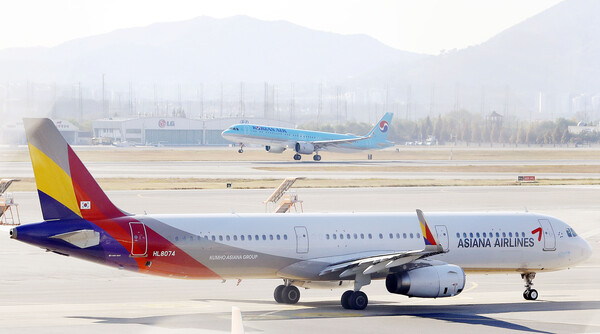 서울 강서구 김포공항에 주기돼 있는 아시아나항공, 대한항공 항공기 모습. © 뉴시스