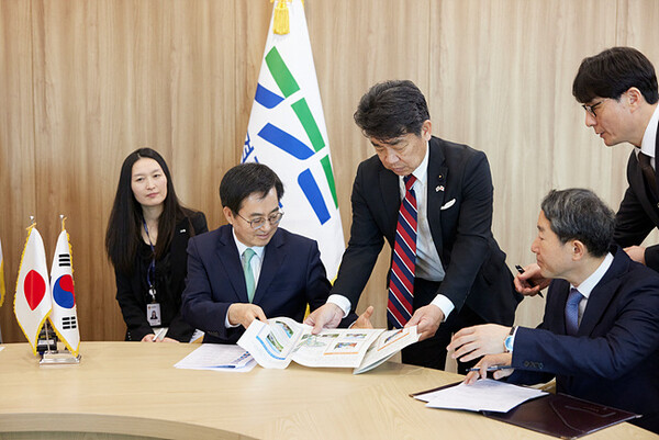 30일 오전 경기도청 집무실에서 김동연 도지사가 일본 아이치현 의원단과 면담을 하고있다. ⓒ경기도 