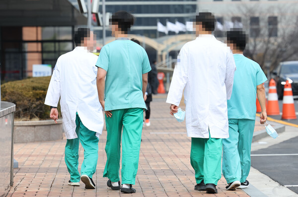 서울 한 대학병원에서 의료진이 이동하고 있는 모습. 