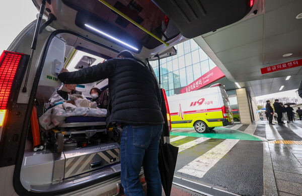 서울 시내 한 대학병원 응급의료센터에서 한 환자가 구급차에서 대기하고 있다. 