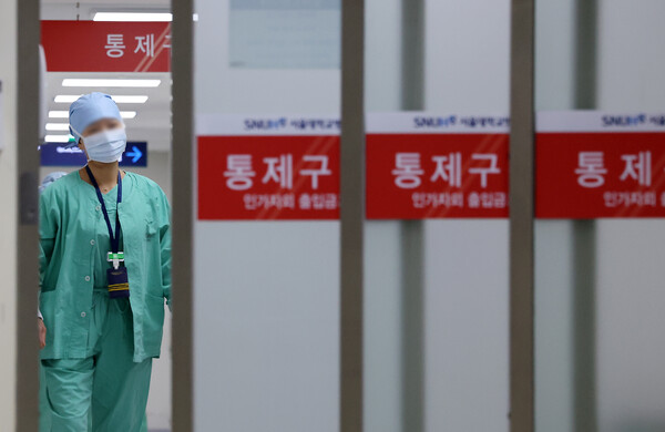 서울 시내 한 대형병원 수술실에서 의료진이 발걸음을 옮기고 있다. 