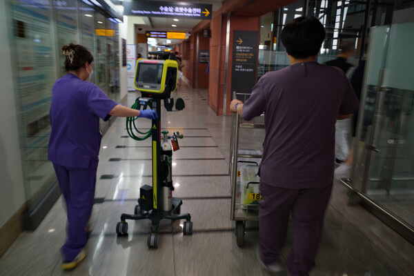 지난 7일 오후 서울시내 한 대학병원에서 간호사들이 바쁘게 의료기기를 끌고 이동하고 있다. ⓒ 뉴시스