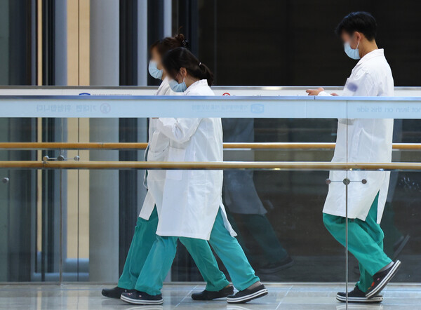 8일 오후 서울 시내 한 대학병원에서 근무중인 의사들의 모습. © 뉴시스