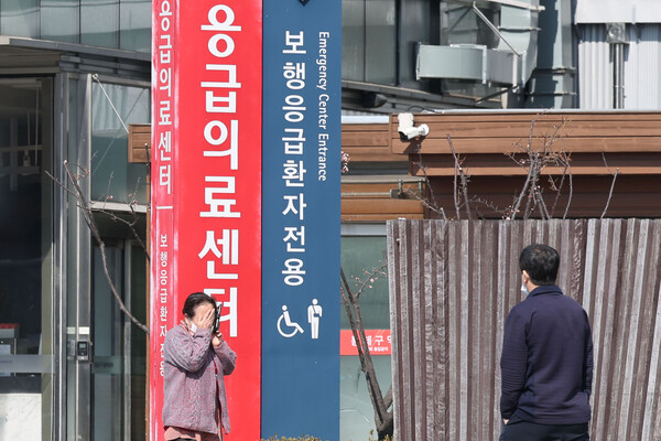지난 10일 오전 서울 시내 대학병원에서 응급실 인근에서 한 시민이 전화통화를 하며 흐느끼고 있다. ⓒ 뉴시스