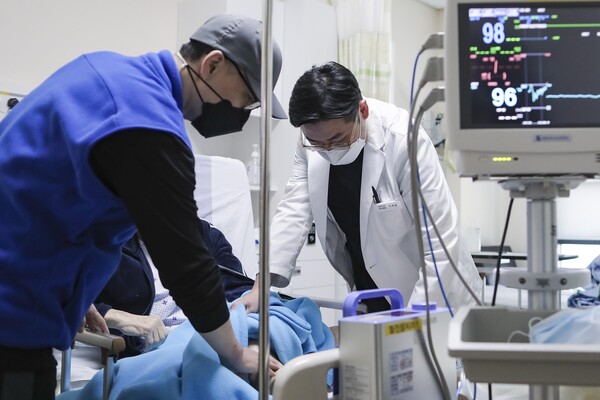  지난 4일 국군수도병원 소속 군의관이 민간인 환자를 진료하고 있다. ⓒ 뉴시스