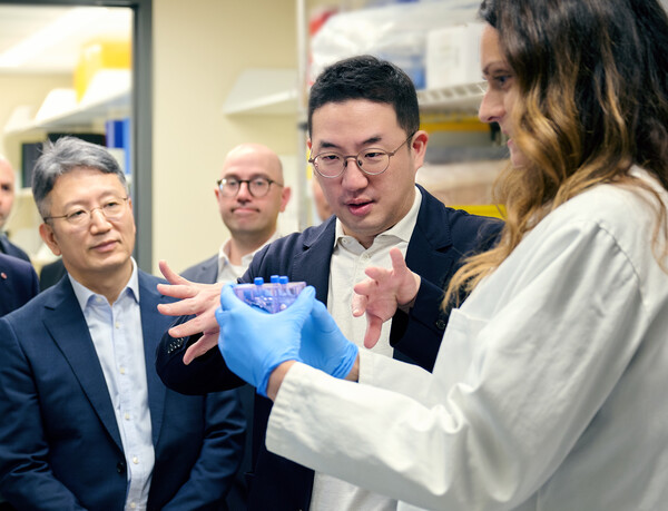 구광모 회장이 지난해 8월 24일 미국 보스턴의 다나파버 암 센터를 방문해 세포치료제 생산 시 항암 기능을 강화시킨 세포를 선별하는 과정에 대한 설명을 듣고 있는 모습. © LG