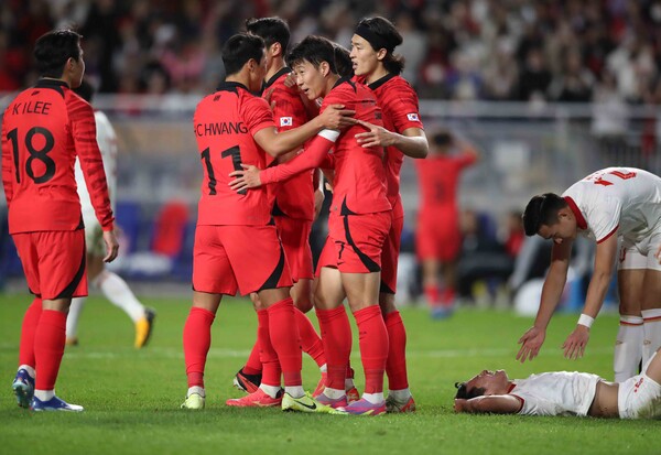 지난해 10월 수원월드컵경기장에서 열린 A매치 평가전 베트남전에서 대표팀 선수들이 포옹하고 있다. ⓒ뉴시스 