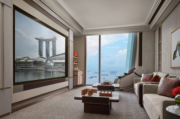싱가포르 랜드마크 '마리나 베이 샌즈' 최상위 객실 더 체어맨 스위트에 설치된 '더 월'  ⓒ삼성전자