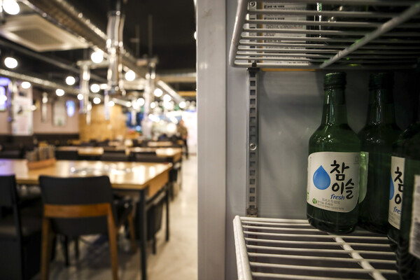 서울시내 한 음식점 냉장고에 소주가 넣어져 있다. ⓒ뉴시스